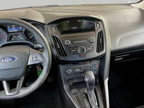 Used 2018 Ford Focus SE w/ SE Appearance Package FWD image 9