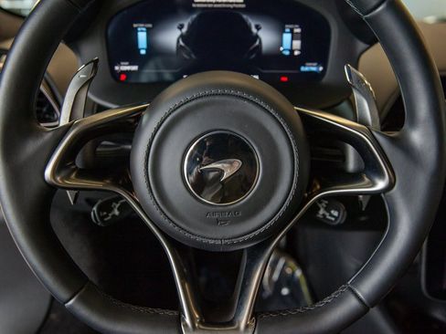 Used 2023 McLaren Artura image 17