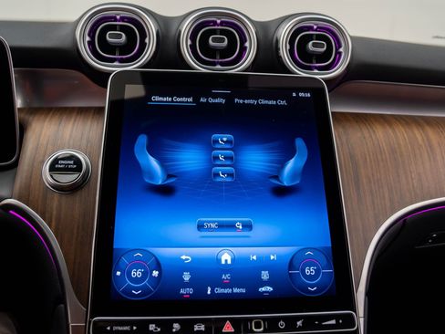 Used 2025 Mercedes-Benz GLC 350e 4MATIC image 27