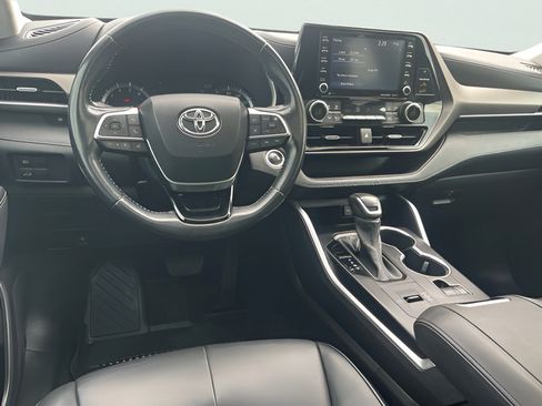 Used 2021 Toyota Highlander XLE FWD image 17