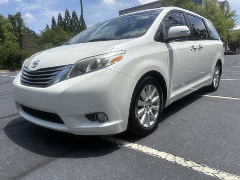 Used 2017 Toyota Sienna Limited Premium FWD image 48