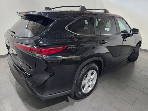 Used 2023 Toyota Highlander LE AWD/4WD image 5