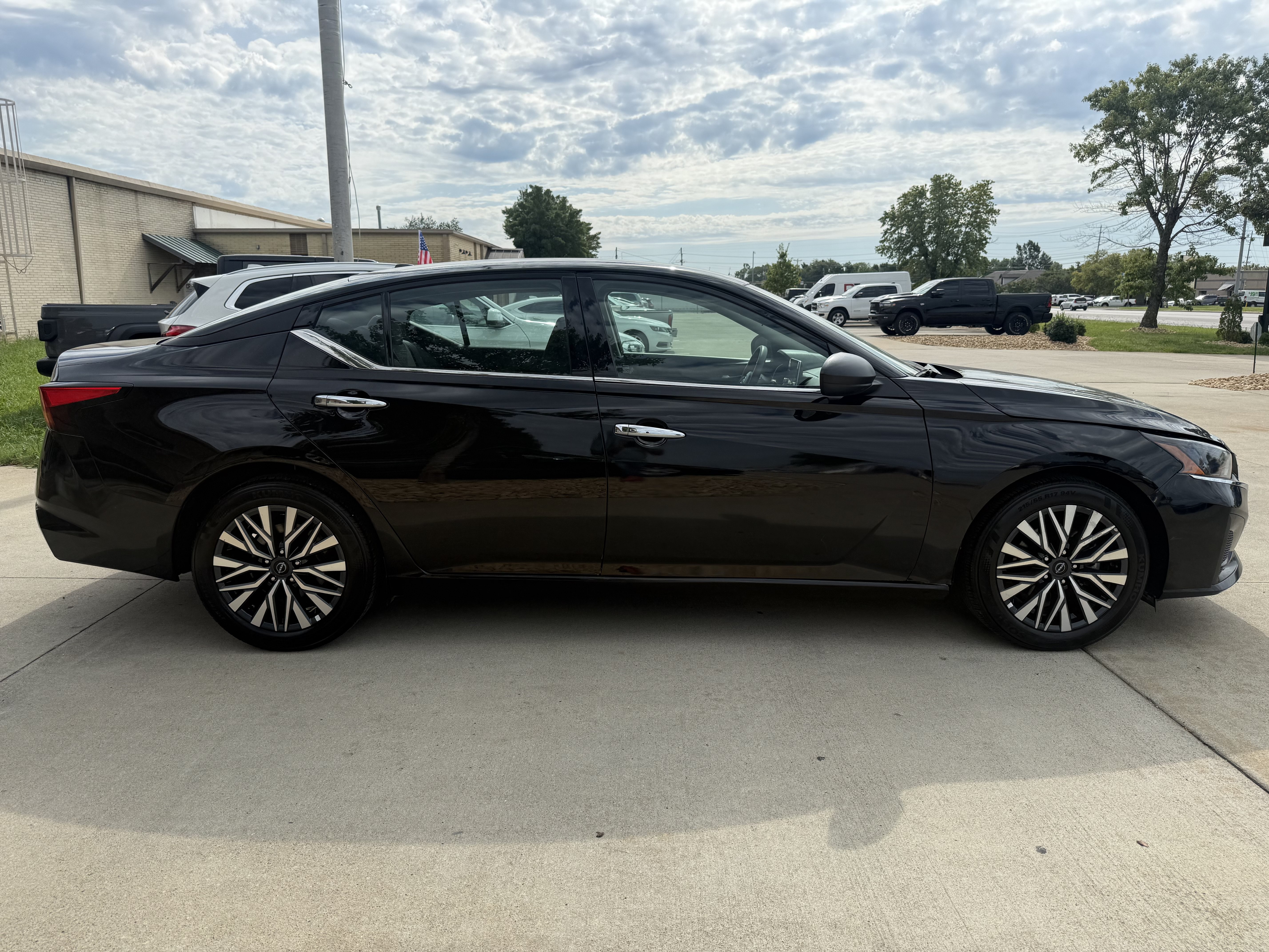 Used 2025 Nissan Altima 2.5 SV FWD image 8