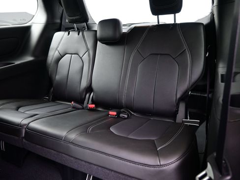 New 2027 Chrysler Pacifica Select AWD/4WD image 14