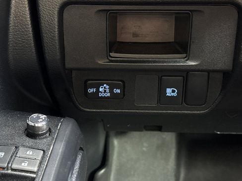 Used 2018 Toyota Tacoma SR image 33