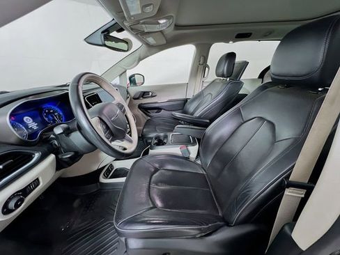 Used 2019 Chrysler Pacifica Limited FWD image 10