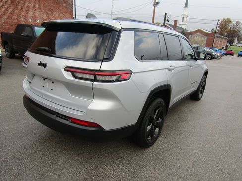 Used 2023 Jeep Grand Cherokee L Laredo image 3