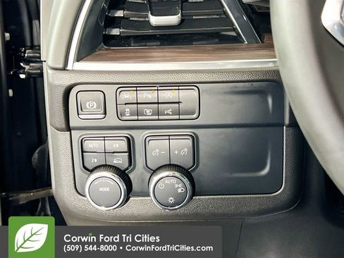 Used 2025 Chevrolet Suburban LT AWD/4WD image 21