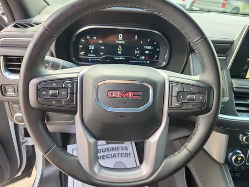 Used 2024 GMC Yukon SLT AWD/4WD image 18