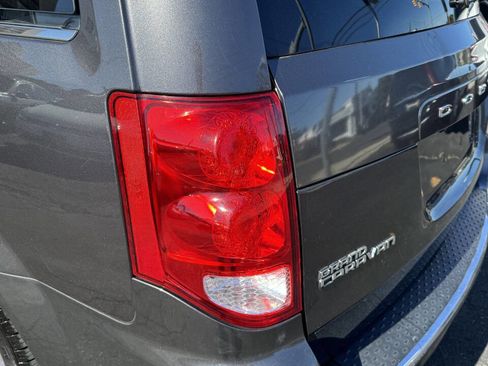 Used 2017 Dodge Grand Caravan SXT image 13