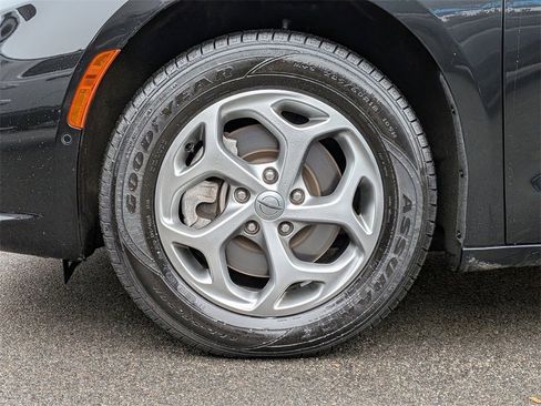 Used 2022 Chrysler Pacifica Limited w/ Uconnect Theater Family Group image 38