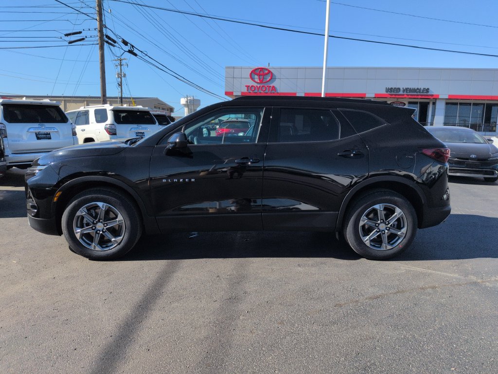 Used 2024 Chevrolet Blazer LT w/ Convenience Package FWD image 2