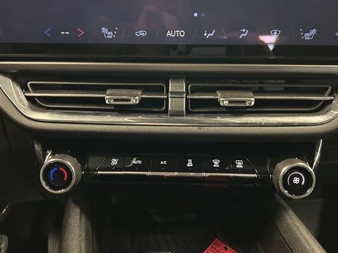 Used 2025 Chevrolet Equinox EV LT w/ Comfort Package image 30