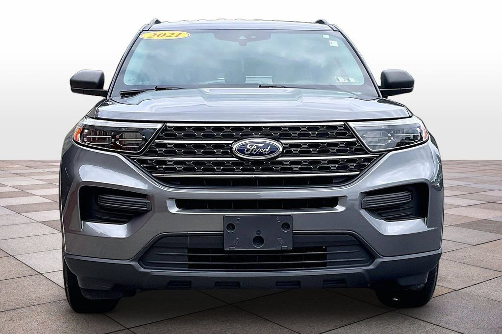 Used 2021 Ford Explorer XLT AWD/4WD image 3
