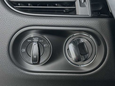 Certified 2025 Porsche Macan image 14