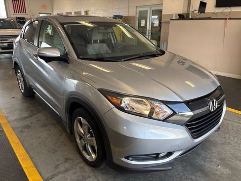 Used 2017 Honda HR-V EX image 2