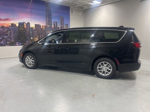 New 2026 Chrysler Pacifica Select image 4