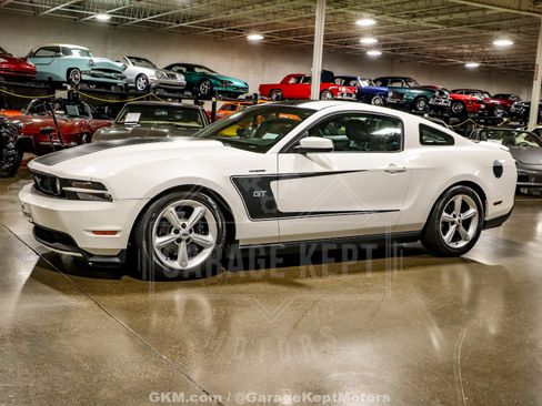 Used 2010 Ford Mustang GT RWD image 4
