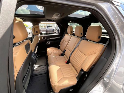 Used 2025 Land Rover Discovery Dynamic SE AWD/4WD image 28