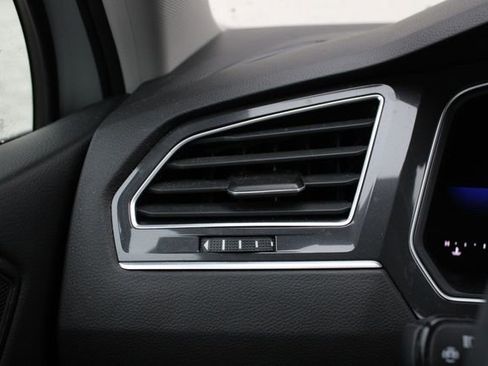 Used 2024 Volkswagen Tiguan SE w/ Panoramic Sunroof Package image 10