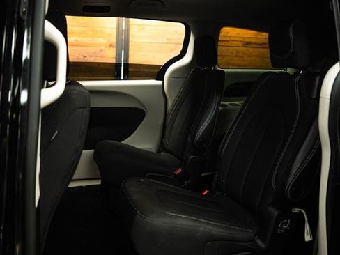 Used 2023 Chrysler Voyager LX image 10