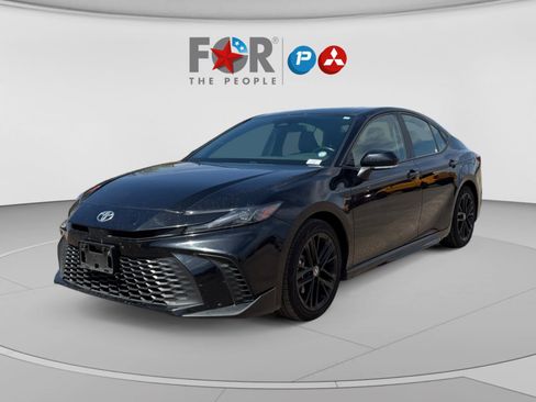 Used 2025 Toyota Camry SE FWD image 1