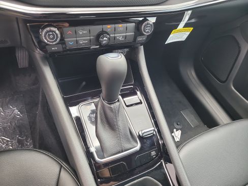 New 2026 Jeep Compass Latitude AWD/4WD image 18