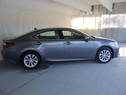 Used 2013 Lexus ES 300h w/ Luxury Pkg image 7