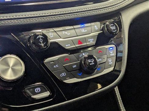 Used 2025 Chrysler Pacifica Limited image 17