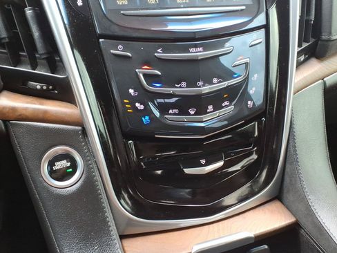 Used 2019 Cadillac Escalade Premium Luxury AWD/4WD image 19