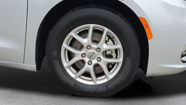 Used 2024 Chrysler Pacifica Touring-L FWD image 17