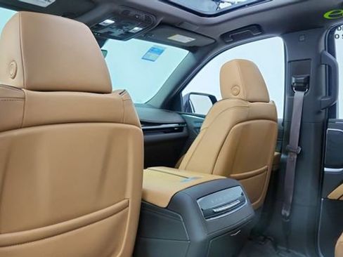 Used 2023 Cadillac Escalade ESV Premium Luxury AWD/4WD image 35