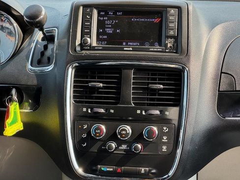 Used 2019 Dodge Grand Caravan SXT FWD image 14