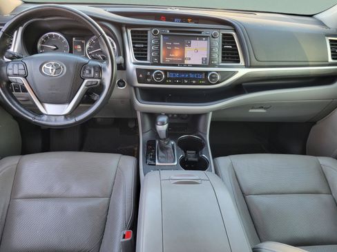 Used 2018 Toyota Highlander Limited Platinum FWD image 10