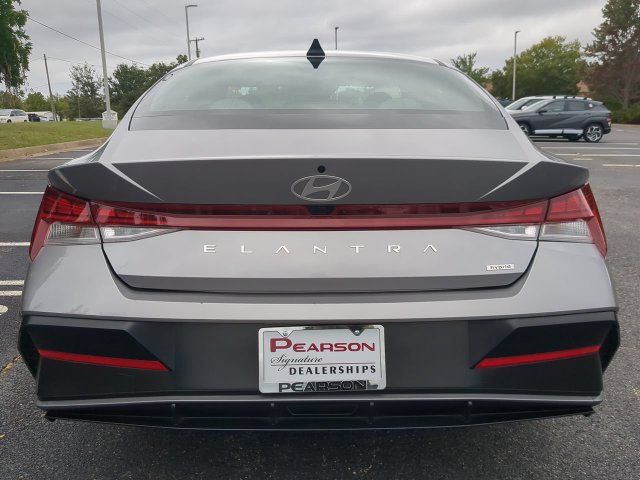 Used 2025 Hyundai Elantra Limited FWD image 5