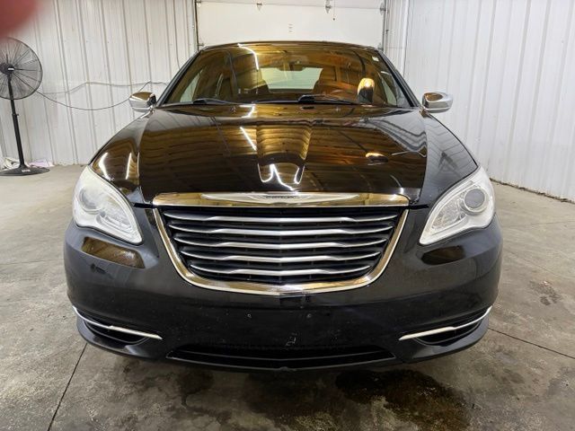 Used 2013 Chrysler 200 Limited FWD image 2