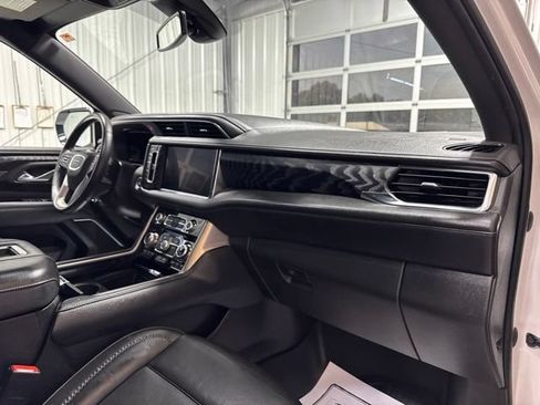 Used 2022 GMC Yukon XL Denali AWD/4WD image 30