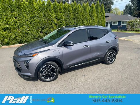 Used 2023 Chevrolet Bolt EUV Premier w/ Sun & Sound Package FWD image 4