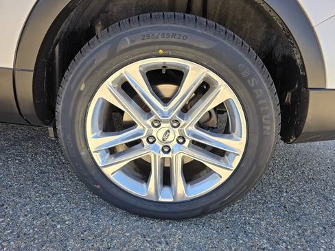 Used 2017 Ford Explorer XLT w/ Equipment Group 202A AWD/4WD image 46