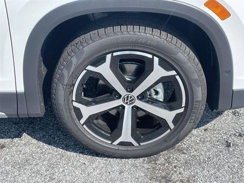 New 2025 Volkswagen Tiguan SE image 12