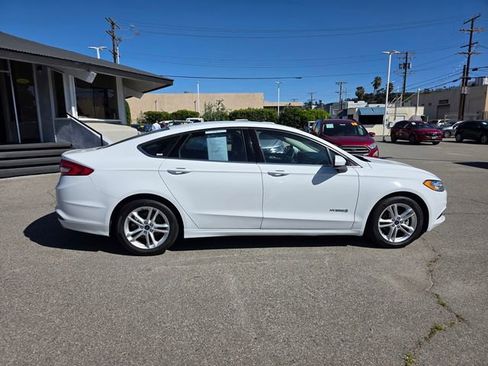 Used 2018 Ford Fusion SE image 3
