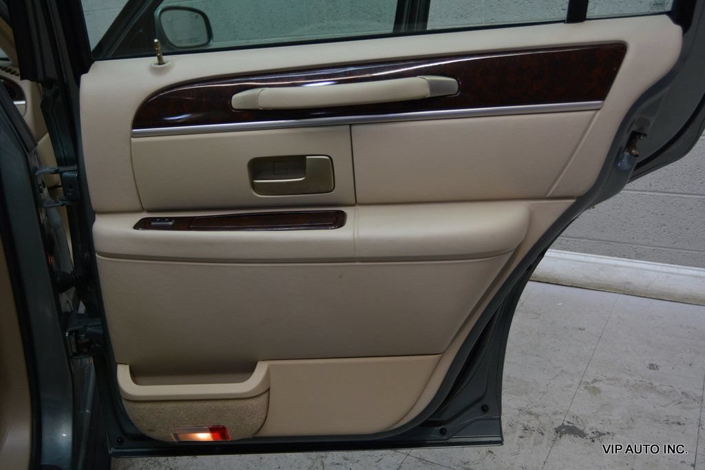 Used 2006 Lincoln Town Car Signature RWD image 10