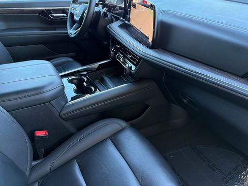 Used 2025 Chevrolet Suburban Z71 AWD/4WD image 14