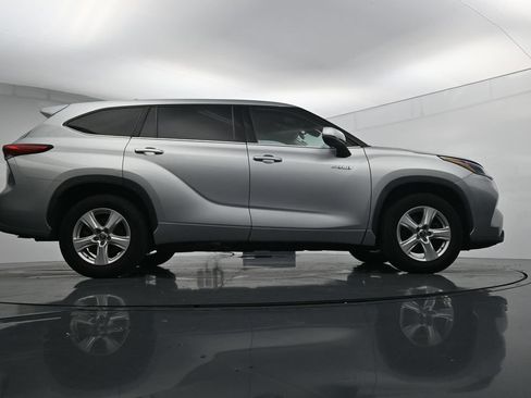 Used 2021 Toyota Highlander LE FWD image 24