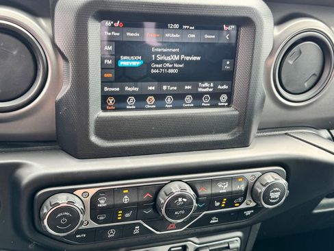 Used 2022 Jeep Gladiator Willys AWD/4WD image 21