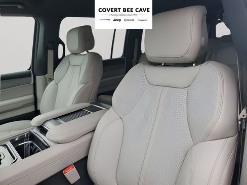 New 2026 Jeep Grand Wagoneer L 2WD image 32