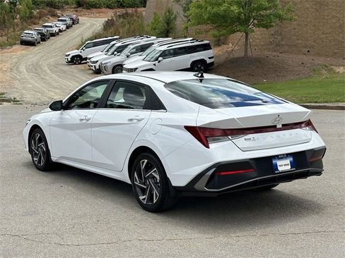 Used 2024 Hyundai Elantra SEL w/ Convenience Package image 4