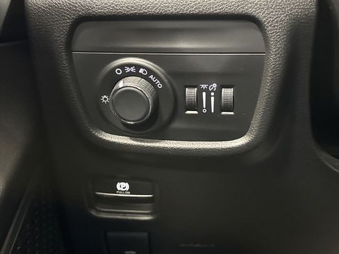Used 2023 Jeep Grand Cherokee Altitude AWD/4WD image 23