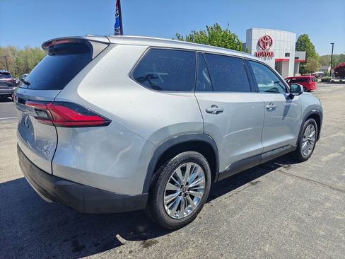 Used 2024 Toyota Grand Highlander AWD image 4