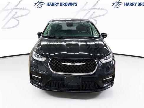 Used 2023 Chrysler Pacifica Touring-L image 6